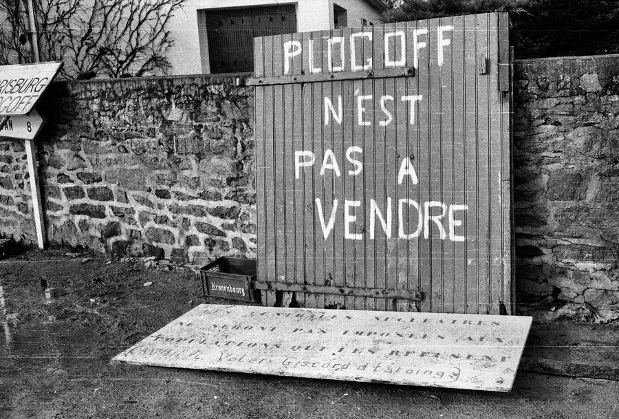 Plogoff, des pierres contre des fusils